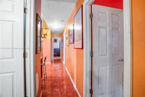 Casa en venta en Miami, Florida, 4 dormitorios, 145.58 m2 № 1969626 - foto 14