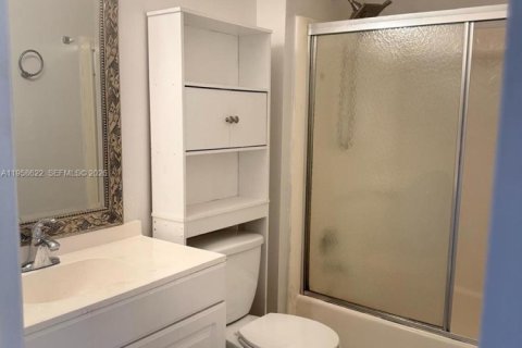 Condo in Sunrise, Florida, 1 bedroom  № 2020889 - photo 2