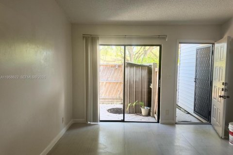 Condo in Sunrise, Florida, 1 bedroom  № 2020889 - photo 3