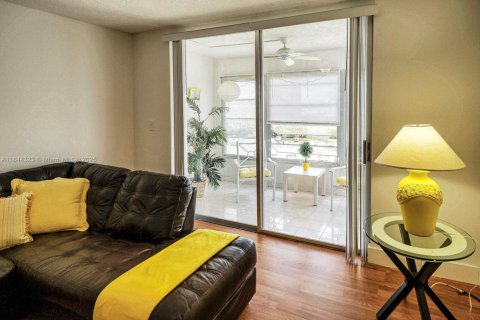 Condo in Plantation, Florida, 1 bedroom  № 1842894 - photo 4