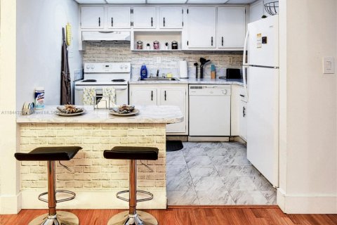 Condo in Plantation, Florida, 1 bedroom  № 1842894 - photo 8
