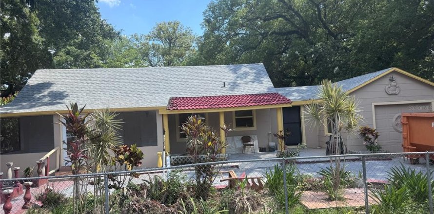 House in Orlando, Florida 5 bedrooms, 167.22 sq.m. № 1766066