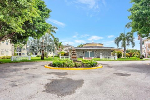 Condo in Lauderhill, Florida, 2 bedrooms  № 2058888 - photo 22