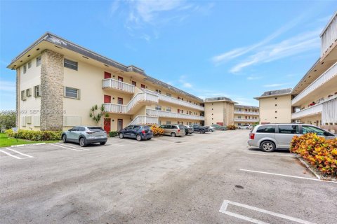 Condo in Lauderhill, Florida, 2 bedrooms  № 2058888 - photo 25