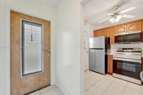 Condo in Lauderhill, Florida, 2 bedrooms  № 2058888 - photo 6