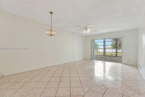 Condo in Lauderhill, Florida, 2 bedrooms  № 2058888 - photo 7