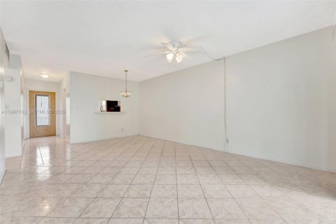 Condo in Lauderhill, Florida, 2 bedrooms  № 2058888 - photo 11