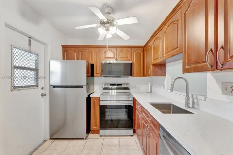 Condo in Lauderhill, Florida, 2 bedrooms  № 2058888 - photo 3