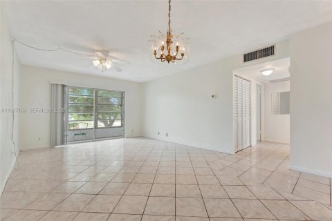 Condo in Lauderhill, Florida, 2 bedrooms  № 2058888 - photo 8