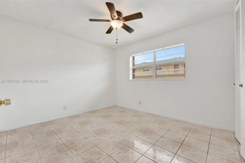 Condo in Lauderhill, Florida, 2 bedrooms  № 2058888 - photo 13
