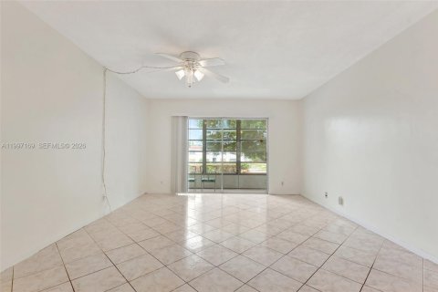 Condo in Lauderhill, Florida, 2 bedrooms  № 2058888 - photo 9