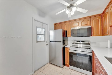 Condo in Lauderhill, Florida, 2 bedrooms  № 2058888 - photo 4