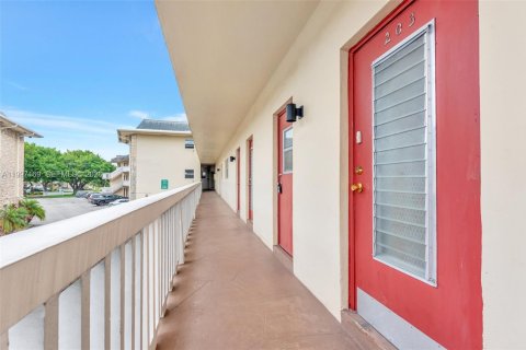 Condo in Lauderhill, Florida, 2 bedrooms  № 2058888 - photo 2