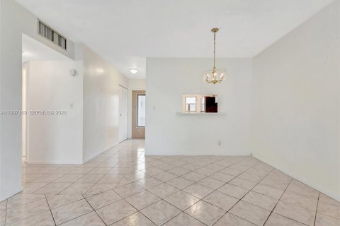 Condo in Lauderhill, Florida, 2 bedrooms  № 2058888 - photo 12