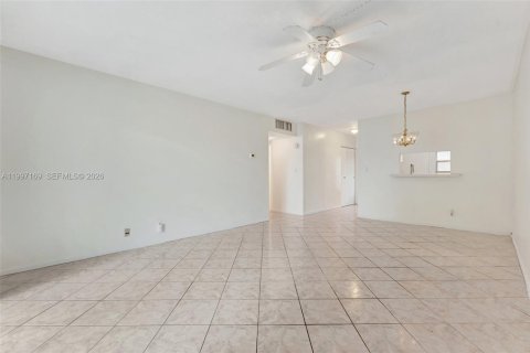 Condo in Lauderhill, Florida, 2 bedrooms  № 2058888 - photo 10