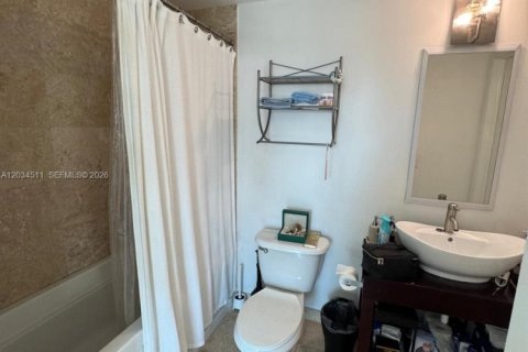 Condo in Miami, Florida, 1 bedroom  № 2087995 - photo 5