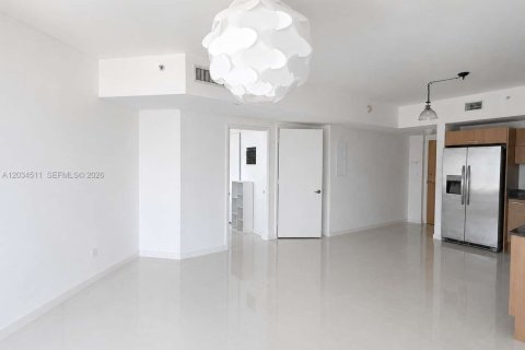 Condo in Miami, Florida, 1 bedroom  № 2087995 - photo 2