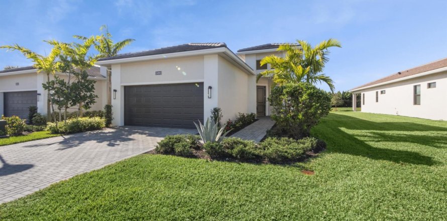 House in Westlake, Florida 2 bedrooms, 155.8 sq.m. № 981597