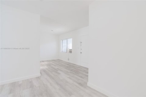 Снять в аренду квартиру в Майами-Бич, Флорида 1 спальня, № 1949467 - фото 3