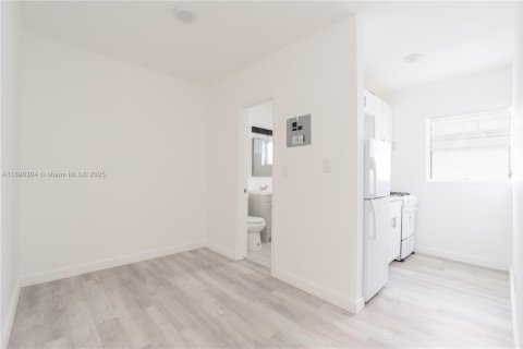 Снять в аренду квартиру в Майами-Бич, Флорида 1 спальня, № 1949467 - фото 2