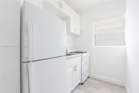 Снять в аренду квартиру в Майами-Бич, Флорида 1 спальня, № 1949467 - фото 1