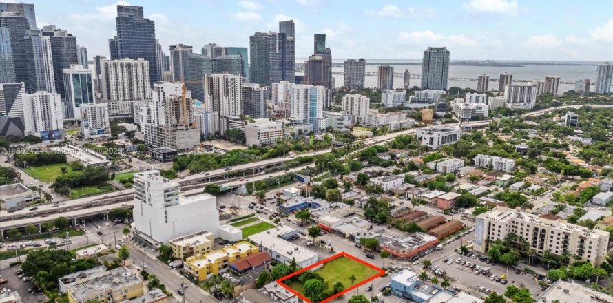 Commercial property in Miami, Florida № 1959692