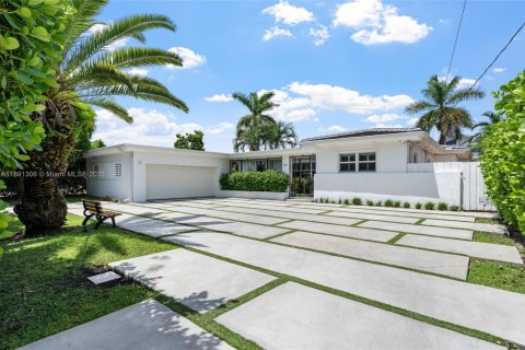 Casa en venta en North Miami, Florida, 2 dormitorios, 173.63 m2 № 1944574 - foto 1