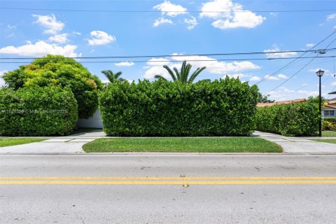 Casa en venta en North Miami, Florida, 2 dormitorios, 173.63 m2 № 1944574 - foto 2