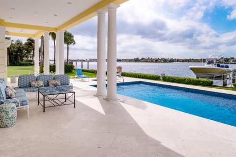 House in Manalapan, Florida 7 bedrooms, 851.08 sq.m. № 1005128 - photo 1
