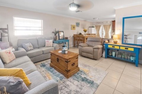 House in Tamarac, Florida 2 bedrooms, 80.27 sq.m. № 2039257 - photo 3