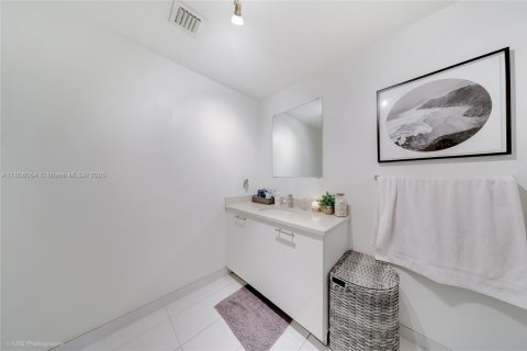 Condo in Miami, Florida, 1 bedroom  № 1790824 - photo 11