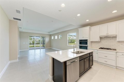 House in Bradenton, Florida 2 bedrooms, 146.69 sq.m. № 2205454 - photo 4