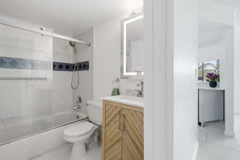 Купить кондоминиум в Майами, Флорида 3 спальни, 120.12м2, № 2154210 - фото 14