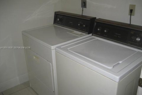 Touwnhouse à louer à Miami, Floride: 3 chambres, 159.42 m2 № 2076123 - photo 9