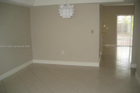 Touwnhouse à louer à Miami, Floride: 3 chambres, 159.42 m2 № 2076123 - photo 2