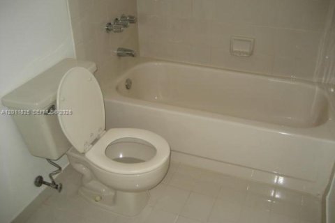 Touwnhouse à louer à Miami, Floride: 3 chambres, 159.42 m2 № 2076123 - photo 8