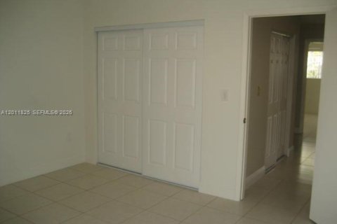 Touwnhouse à louer à Miami, Floride: 3 chambres, 159.42 m2 № 2076123 - photo 14
