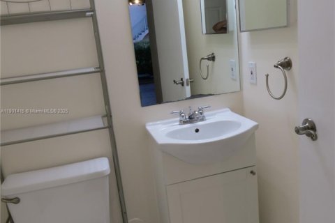 Townhouse in Miramar, Florida 2 bedrooms, 102.19 sq.m. № 2015090 - photo 11