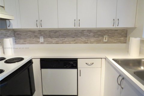 Townhouse in Miramar, Florida 2 bedrooms, 102.19 sq.m. № 2015090 - photo 3