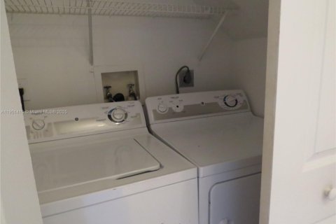 Townhouse in Miramar, Florida 2 bedrooms, 102.19 sq.m. № 2015090 - photo 4