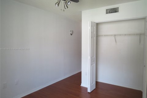 Townhouse in Miramar, Florida 2 bedrooms, 102.19 sq.m. № 2015090 - photo 7