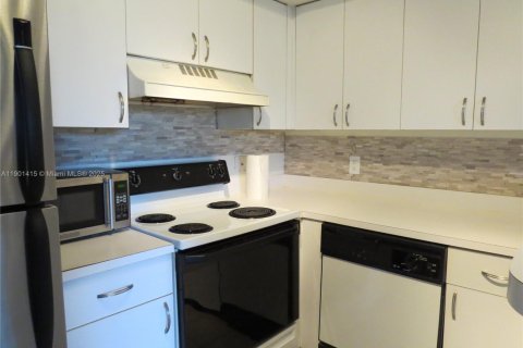 Townhouse in Miramar, Florida 2 bedrooms, 102.19 sq.m. № 2015090 - photo 2