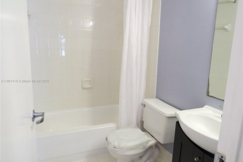 Townhouse in Miramar, Florida 2 bedrooms, 102.19 sq.m. № 2015090 - photo 8