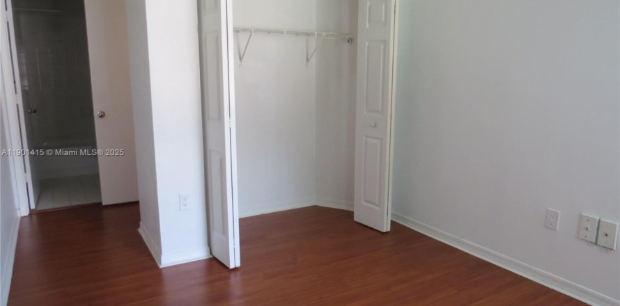 Townhouse in Miramar, Florida 2 bedrooms, 102.19 sq.m. № 2015090