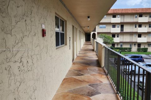 Condo in Lauderhill, Florida, 2 bedrooms  № 1696001 - photo 6