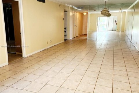 Condo in Lauderhill, Florida, 2 bedrooms  № 1696001 - photo 14