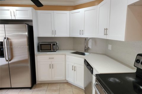 Condo in Lauderhill, Florida, 2 bedrooms  № 1696001 - photo 10