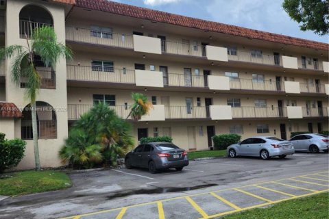 Condo in Lauderhill, Florida, 2 bedrooms  № 1696001 - photo 4