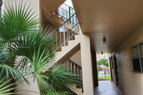 Condo in Lauderhill, Florida, 2 bedrooms  № 1696001 - photo 5