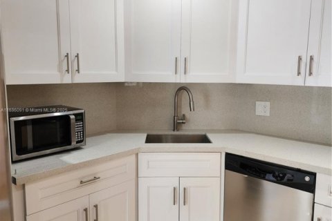 Condo in Lauderhill, Florida, 2 bedrooms  № 1696001 - photo 12